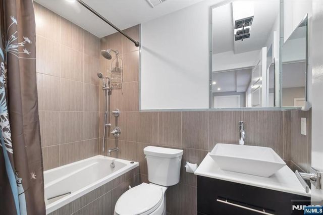 12 Orchard Street 12, Edgewater, NJ 07020