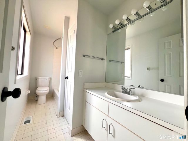 320 Strawberry Hill Avenue 16, Stamford, CT 06902