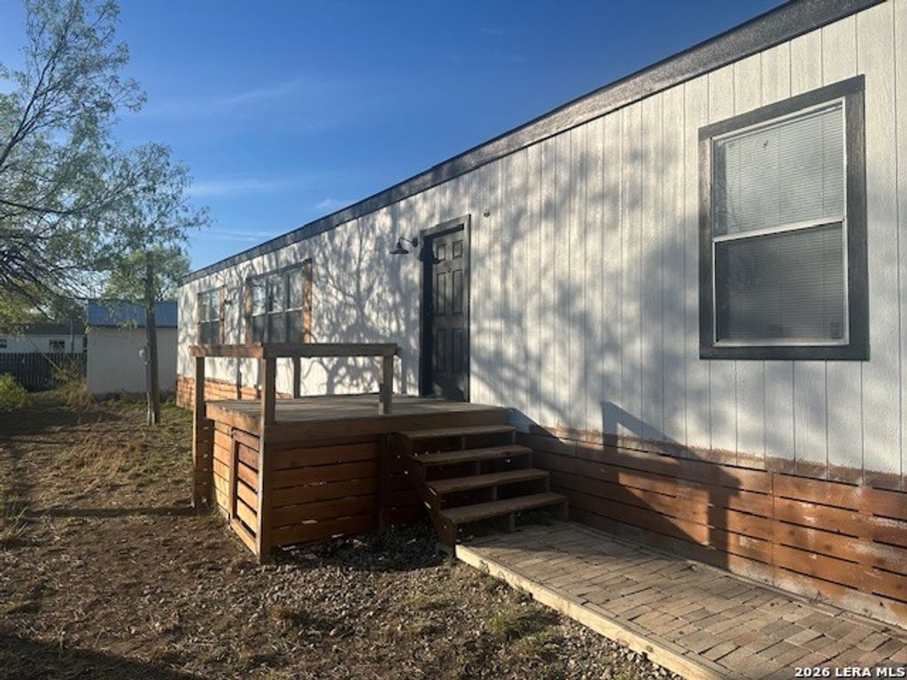 1102 MAGNOLIA ST, Jourdanton, TX 78026