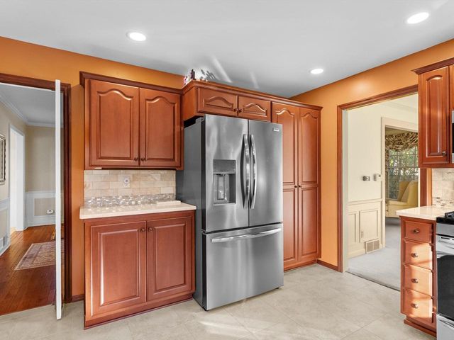 1127 Tanglewood ROAD, Manitowoc, WI 54220