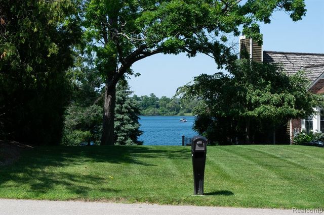 1715 Hamilton Drive, Bloomfield Hills, MI 48302