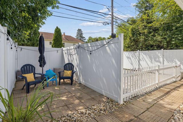 241 W Quincy Street, Westmont, IL 60559