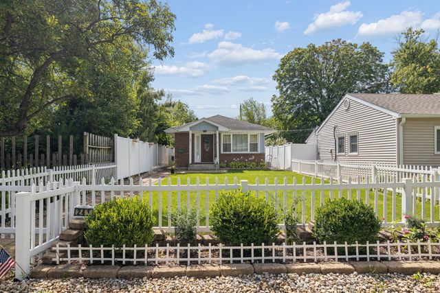 241 W Quincy Street, Westmont, IL 60559