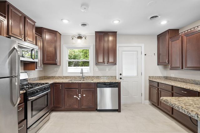 241 W Quincy Street, Westmont, IL 60559