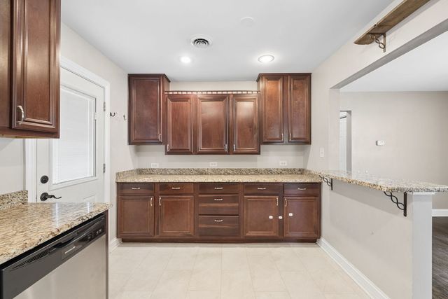 241 W Quincy Street, Westmont, IL 60559
