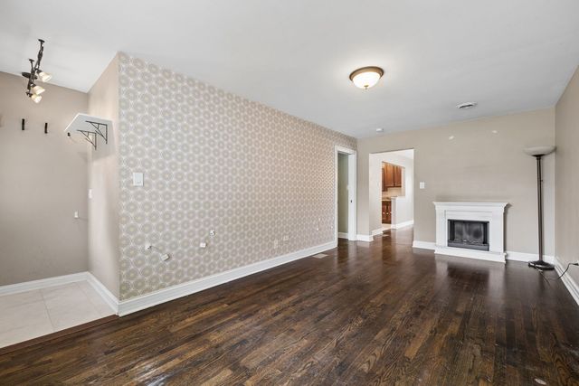 241 W Quincy Street, Westmont, IL 60559
