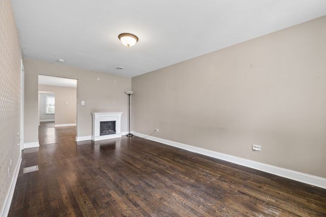 241 W Quincy Street, Westmont, IL 60559