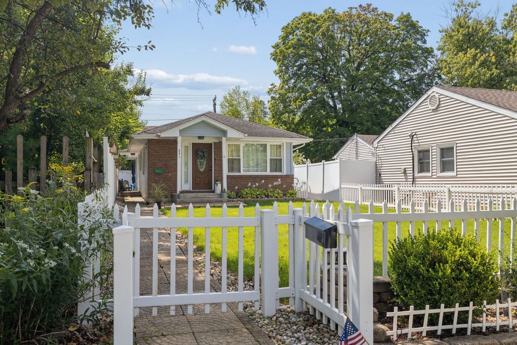 241 W Quincy Street, Westmont, IL 60559