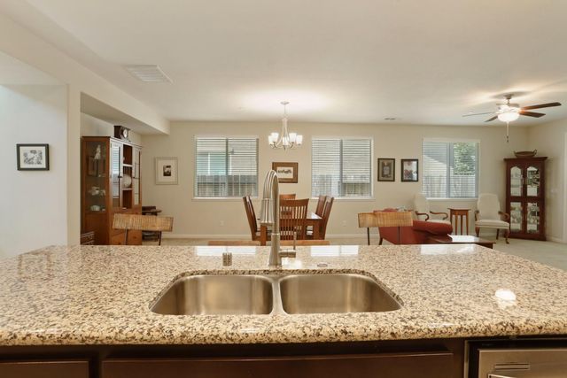 827 River Pointe Cir, Oakdale, CA 95361