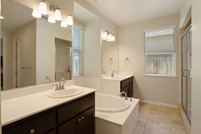 827 River Pointe Cir, Oakdale, CA 95361