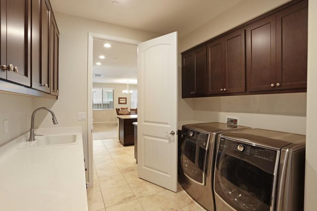 827 River Pointe Cir, Oakdale, CA 95361