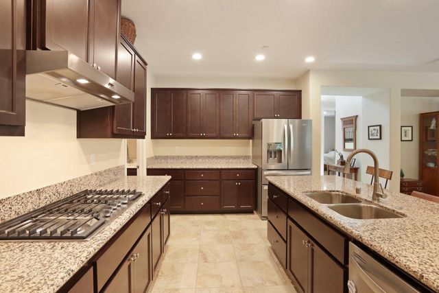 827 River Pointe Cir, Oakdale, CA 95361