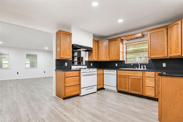 2400 Carrington Street, Bay City, TX 77414