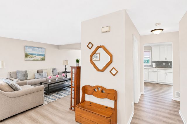 323 Farmhill Circle, Wauconda, IL 60084