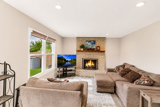 323 Farmhill Circle, Wauconda, IL 60084