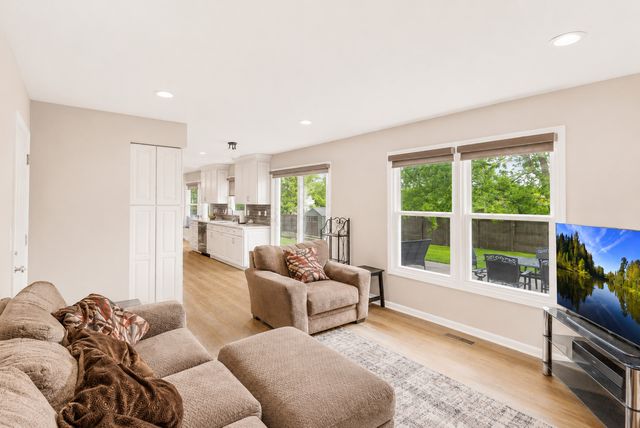 323 Farmhill Circle, Wauconda, IL 60084