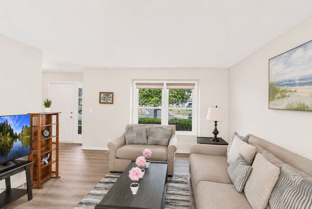 323 Farmhill Circle, Wauconda, IL 60084