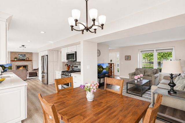 323 Farmhill Circle, Wauconda, IL 60084