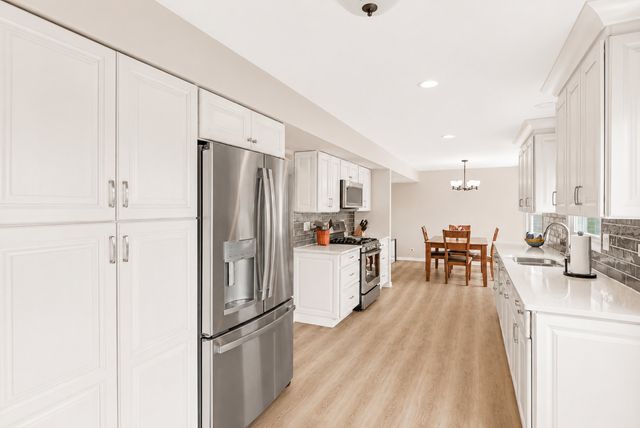 323 Farmhill Circle, Wauconda, IL 60084