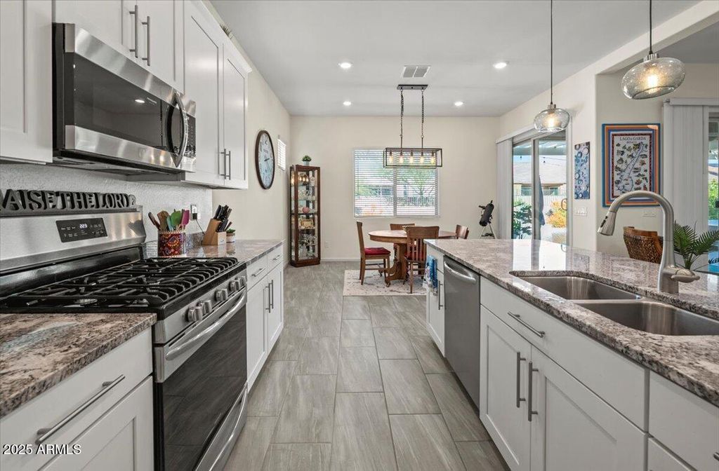 Image 10 of property listing at 18562 W Thistle Landing Drive, Goodyear, AZ 85338