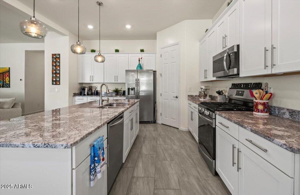 Image 11 of property listing at 18562 W Thistle Landing Drive, Goodyear, AZ 85338