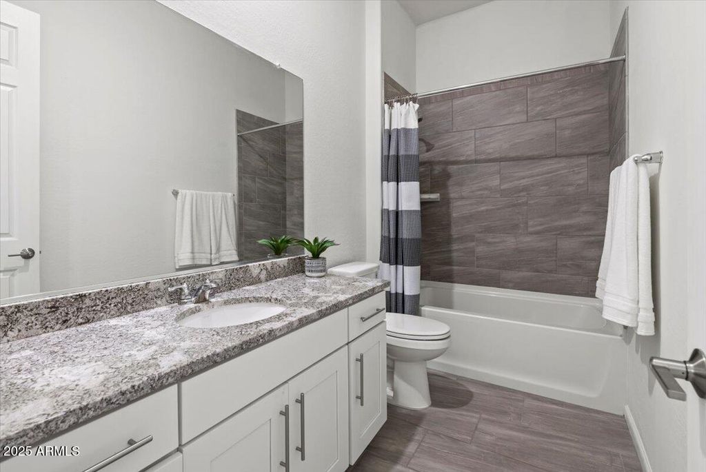 Image 17 of property listing at 18562 W Thistle Landing Drive, Goodyear, AZ 85338