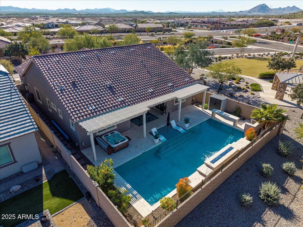 Image 3 of property listing at 18562 W Thistle Landing Drive, Goodyear, AZ 85338