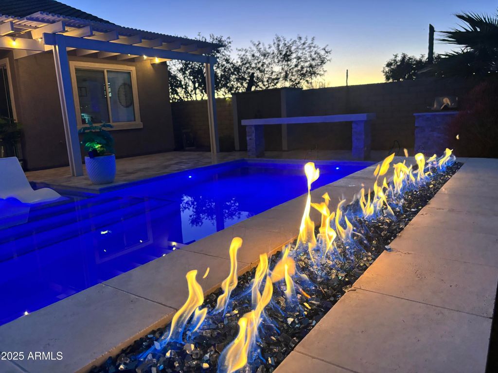 Image 32 of property listing at 18562 W Thistle Landing Drive, Goodyear, AZ 85338