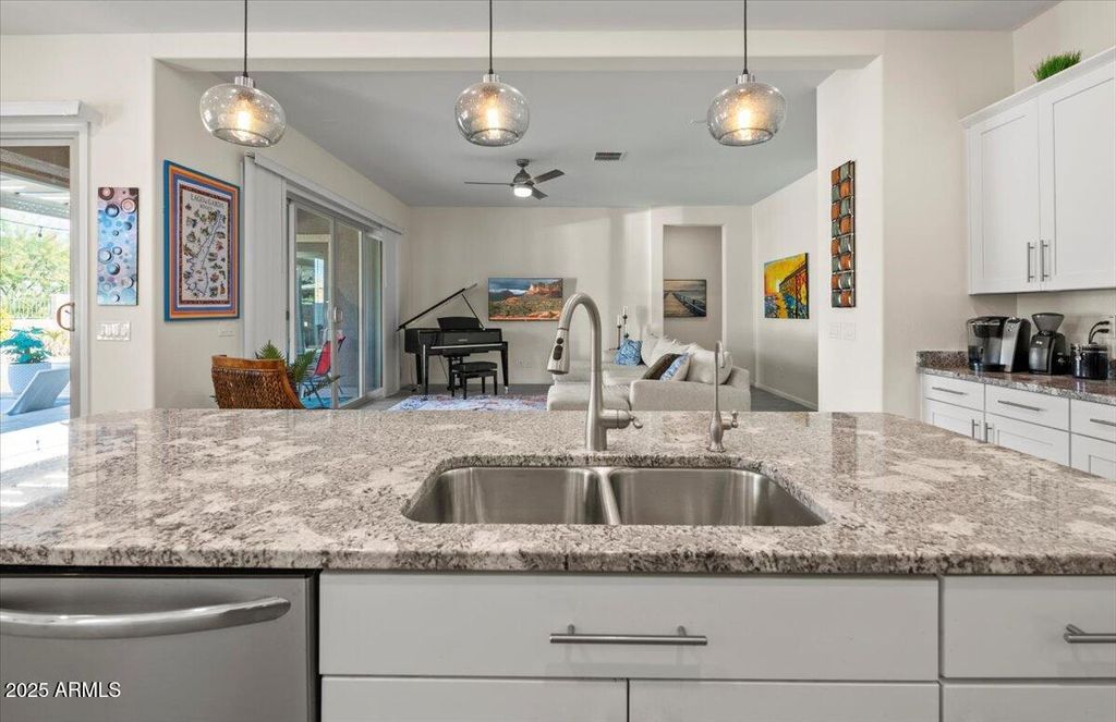 Image 9 of property listing at 18562 W Thistle Landing Drive, Goodyear, AZ 85338