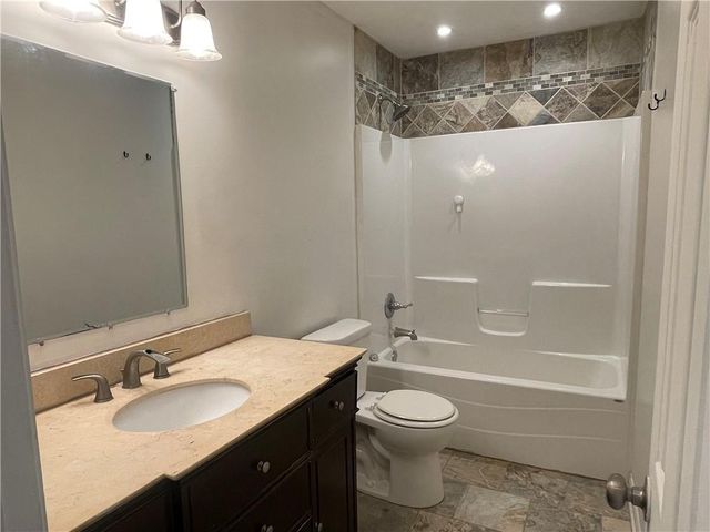 860 E Front Street, Kidder, MO 64649