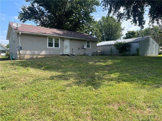 860 E Front Street, Kidder, MO 64649
