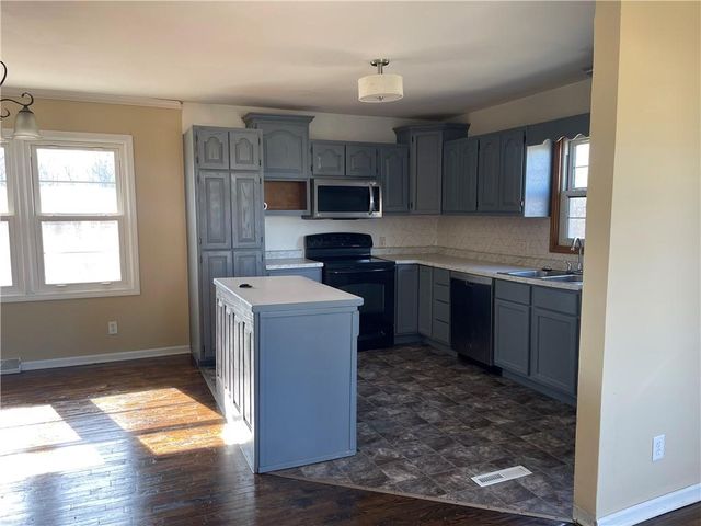 860 E Front Street, Kidder, MO 64649