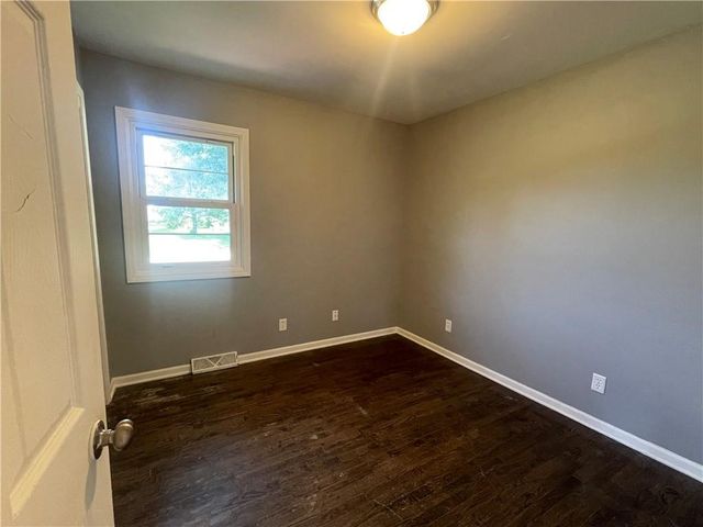 860 E Front Street, Kidder, MO 64649