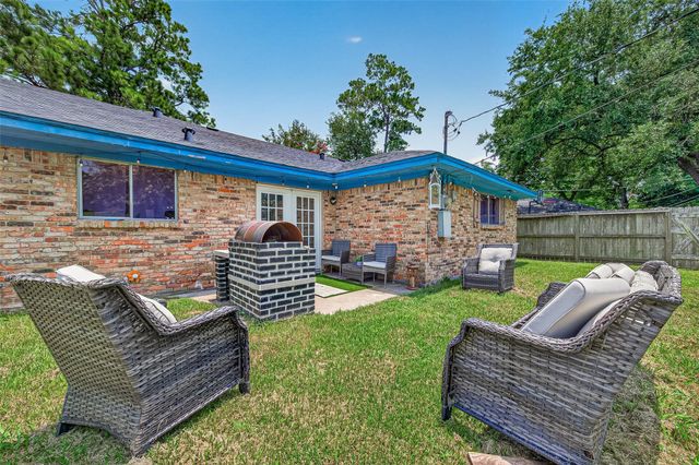 6011 Knotty Wood Drive, Houston, TX 77092