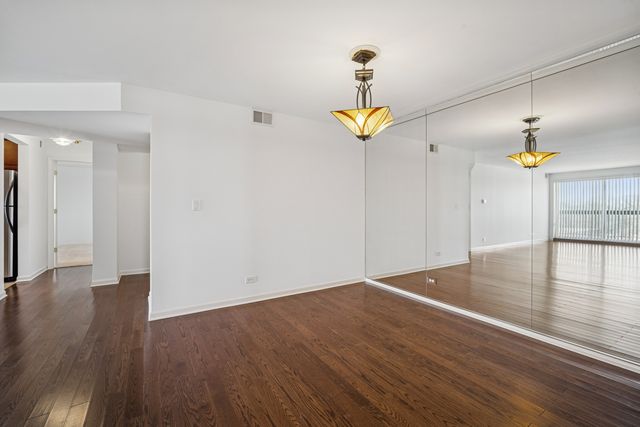 1695 2nd Street 402, Highland Park, IL 60035