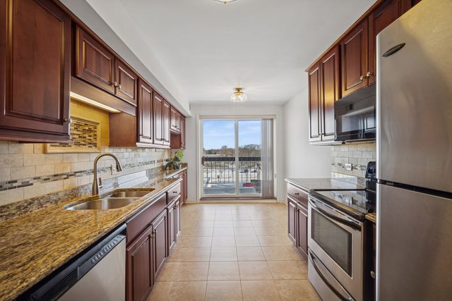 1695 2nd Street 402, Highland Park, IL 60035