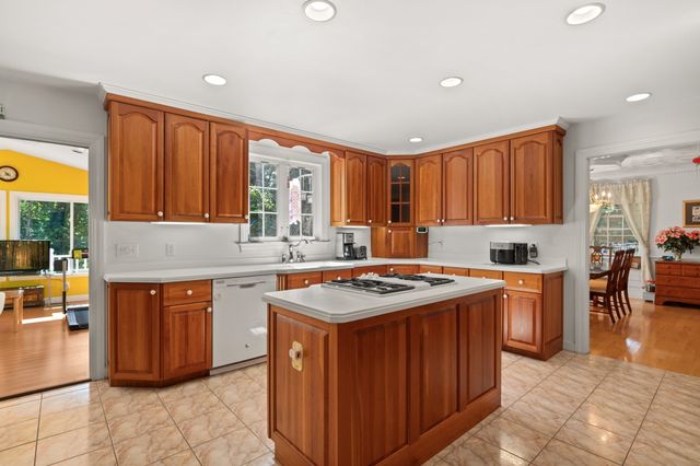 705 Main St, Acton, MA 01720