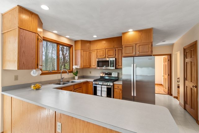 6 Smythe Circle, North Reading, MA 01864