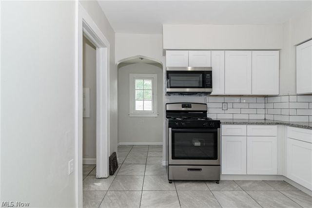18119 Lake Shore Boulevard, Cleveland, OH 44119