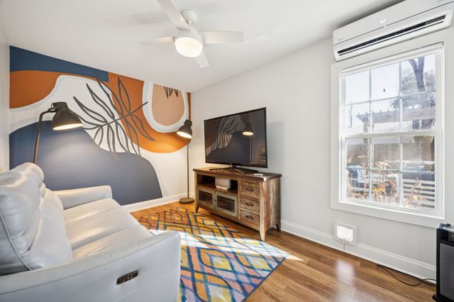 576 Brookhurst Drive, Dallas, TX 75218