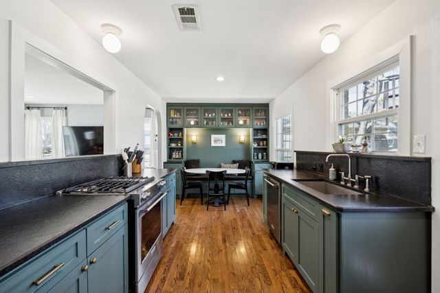 576 Brookhurst Drive, Dallas, TX 75218