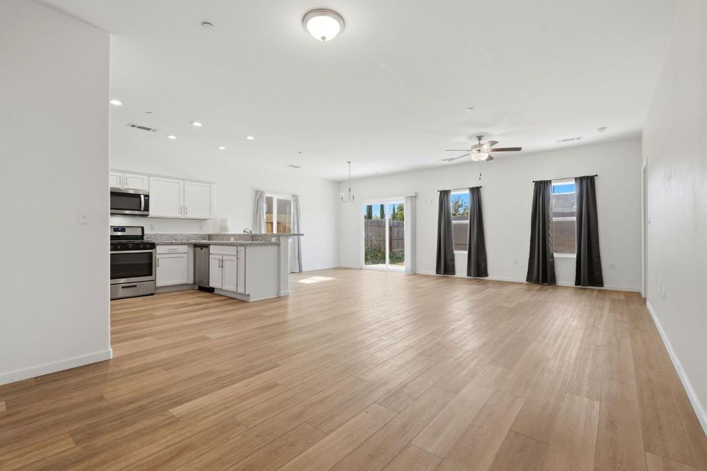 Image 11 of property listing at 10692 Daisy Way, Armona, CA 93202