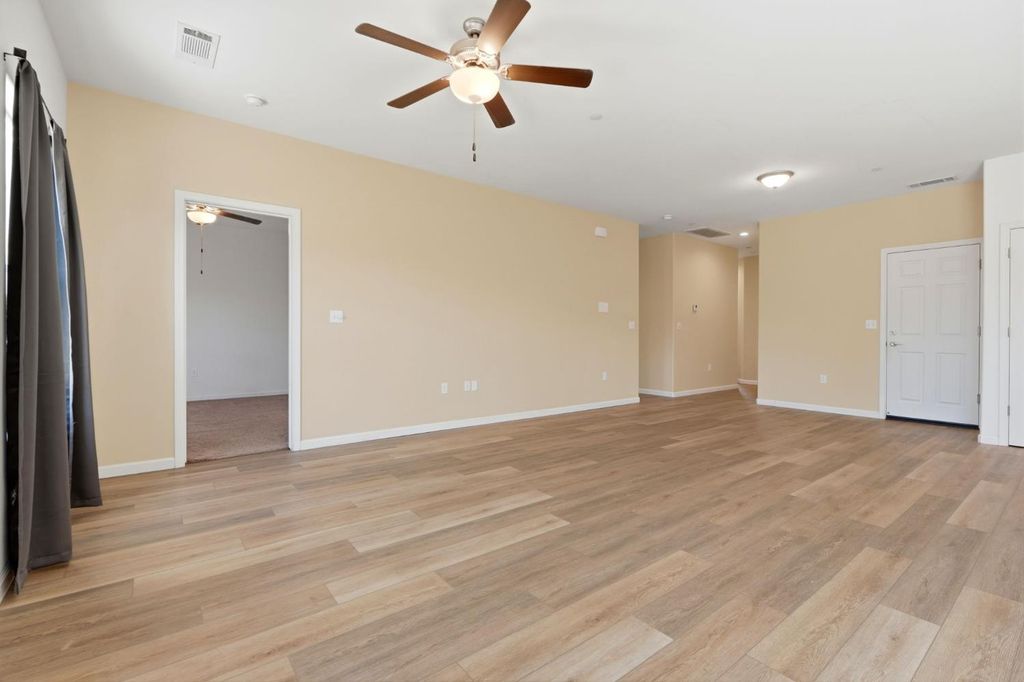 Image 13 of property listing at 10692 Daisy Way, Armona, CA 93202