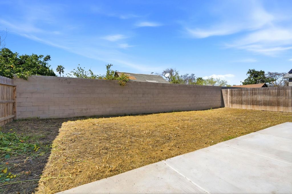 Image 27 of property listing at 10692 Daisy Way, Armona, CA 93202