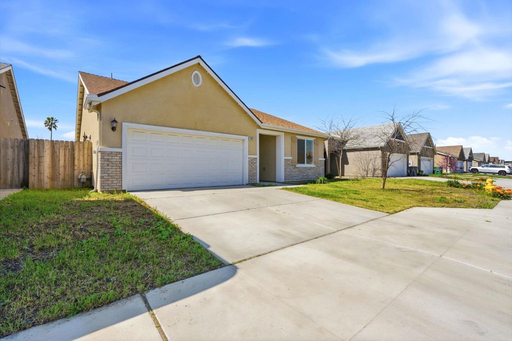 Image 3 of property listing at 10692 Daisy Way, Armona, CA 93202