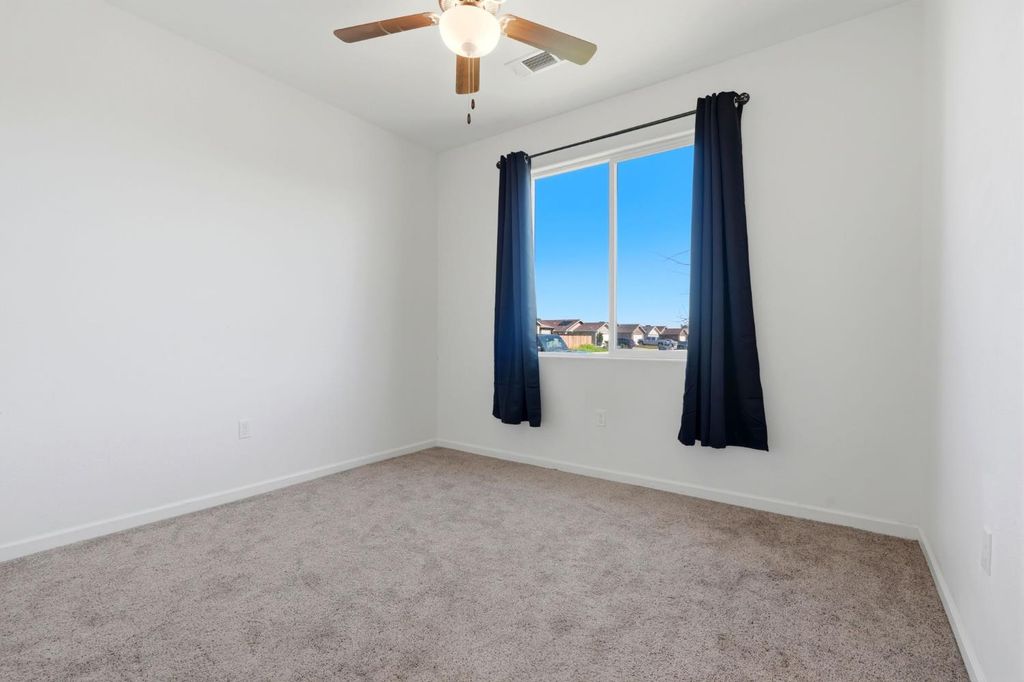 Image 7 of property listing at 10692 Daisy Way, Armona, CA 93202