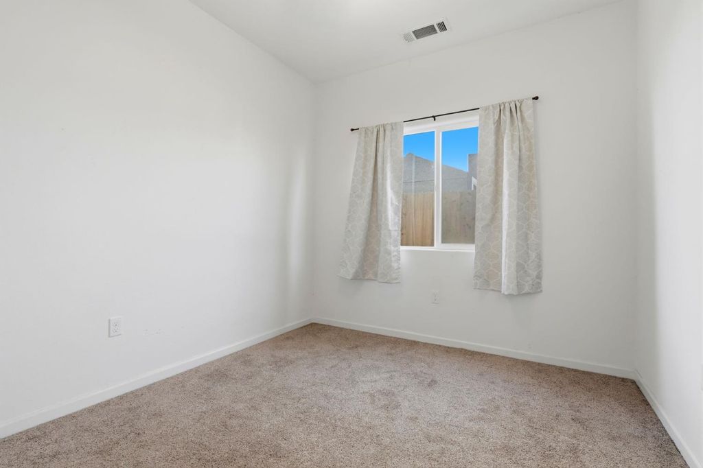 Image 8 of property listing at 10692 Daisy Way, Armona, CA 93202