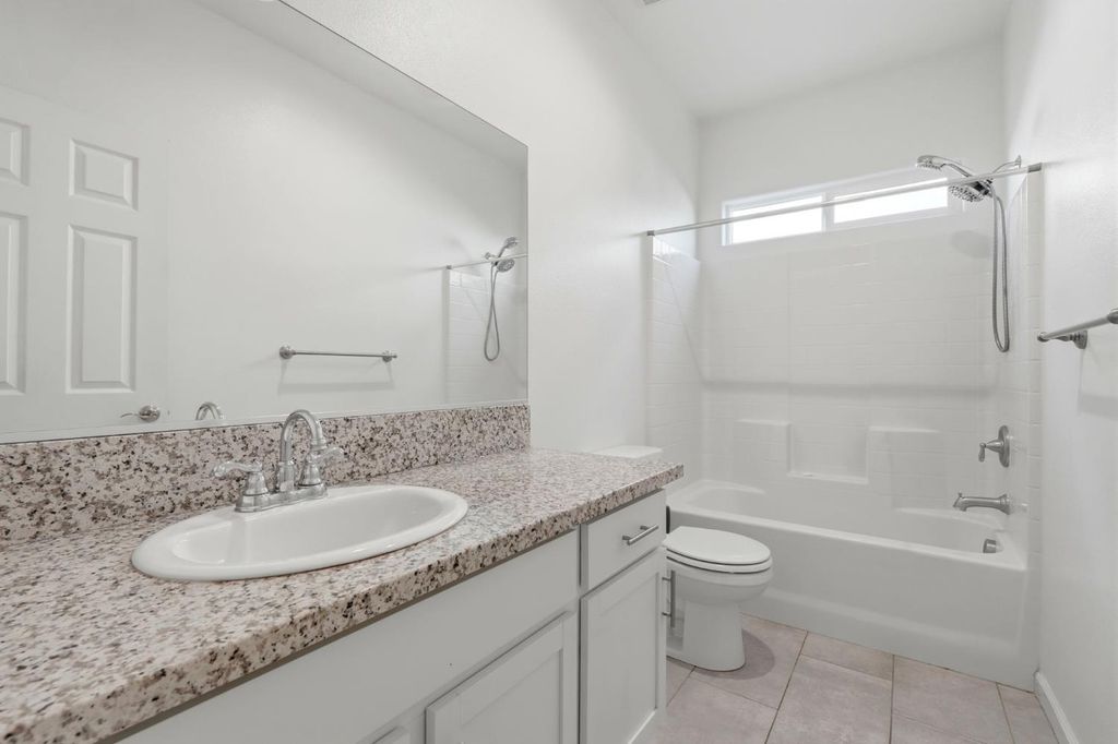 Image 9 of property listing at 10692 Daisy Way, Armona, CA 93202