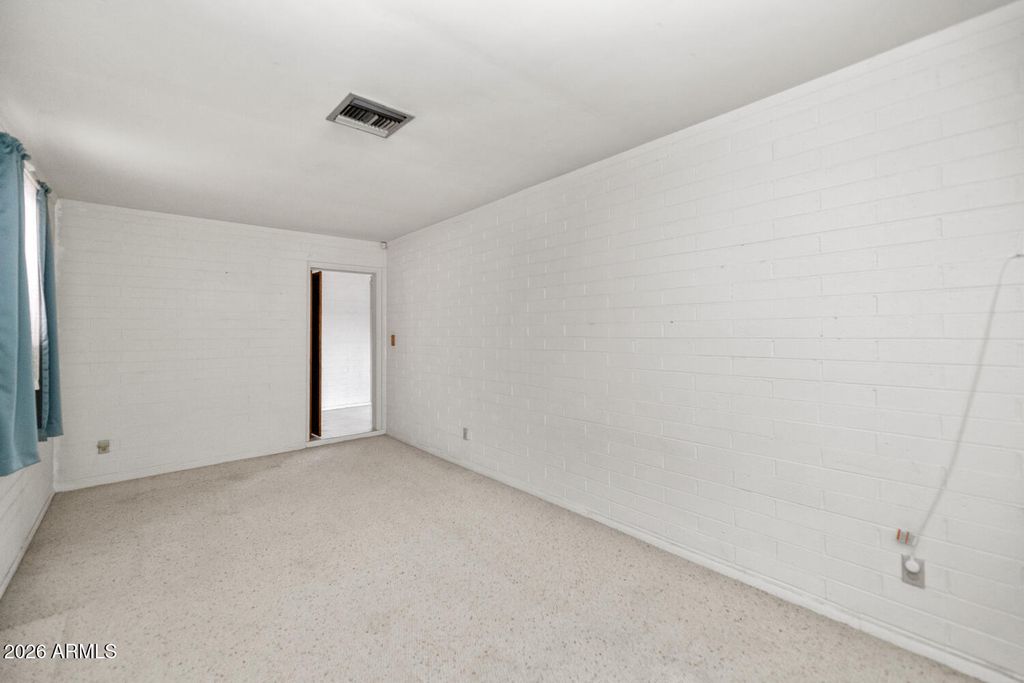 Image 10 of property listing at 4848 W HIGHLAND Avenue, Phoenix, AZ 85031