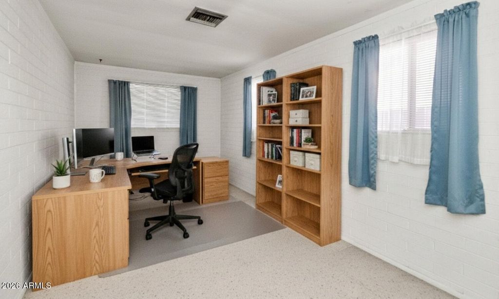 Image 11 of property listing at 4848 W HIGHLAND Avenue, Phoenix, AZ 85031